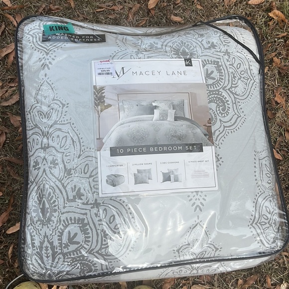 I’m selling a MACEY LANE 10 piece comforter set - Picture 3 of 3